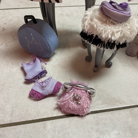 Bratz Funky Fashion Furniture Vanity with Slumber Party Yasmin and Accessories - Picture 2 of 9